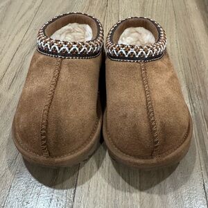 UGG TASMAN II SIZE 9